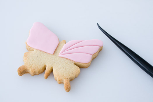 How to decorate a butterfly cookie 4